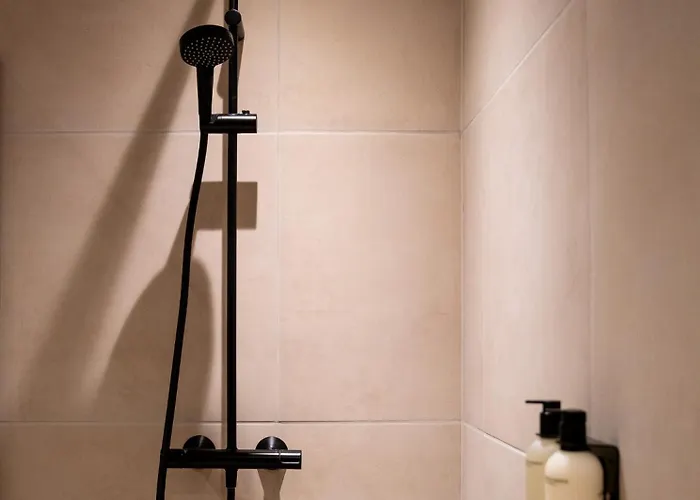 Skinny Bridge Boutique 4*